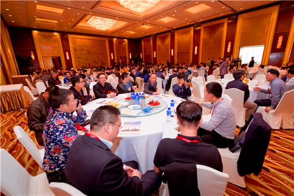 會上鄉友們熱情的交談