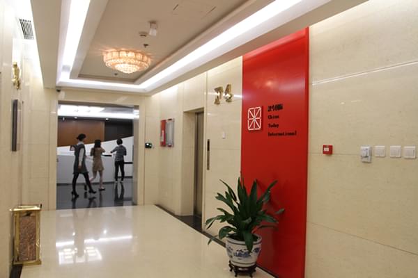 上海辦公家具廠家——碧江辦公家具網(wǎng)為漢今國(guó)際打造的前臺(tái)大廳