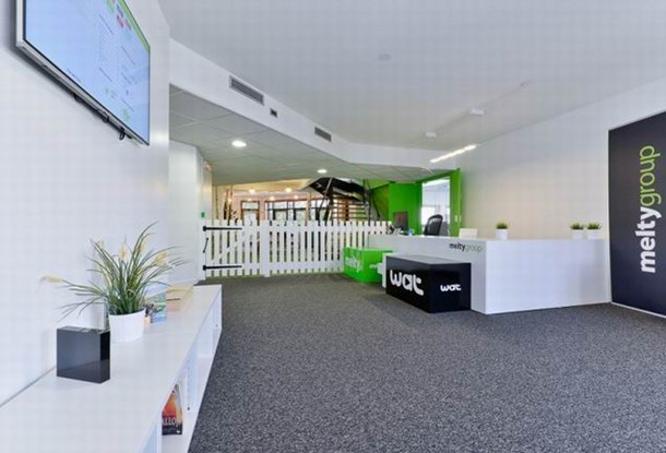 上海辦公家具廠家:草原風(fēng)前臺接待區(qū)