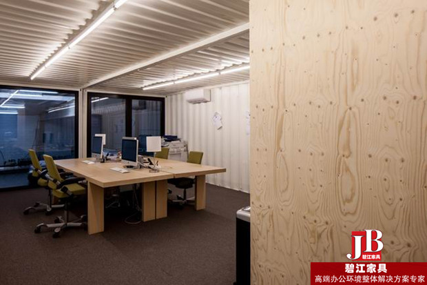 集裝箱內的職員辦公區