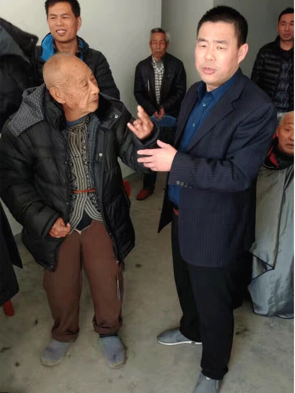 碧江董事長(zhǎng)慰問(wèn)孤寡老人