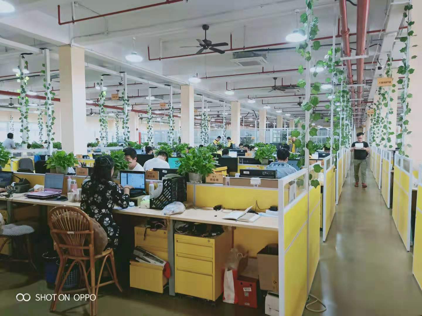 辦公桌屏風(fēng)式隔斷 辦公桌屏風(fēng)式隔斷